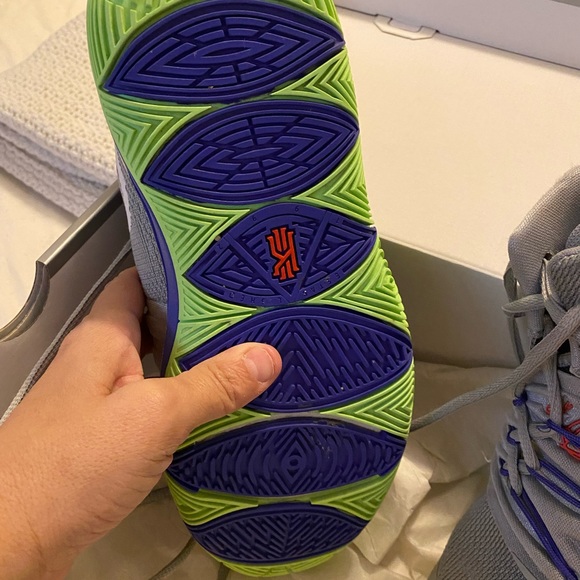 Nike Kyrie 5 Wolf Gray Lime, Size 6Y (5.5 ladies) /2019 Ltd. Edition Kyle Irving - Picture 5 of 10